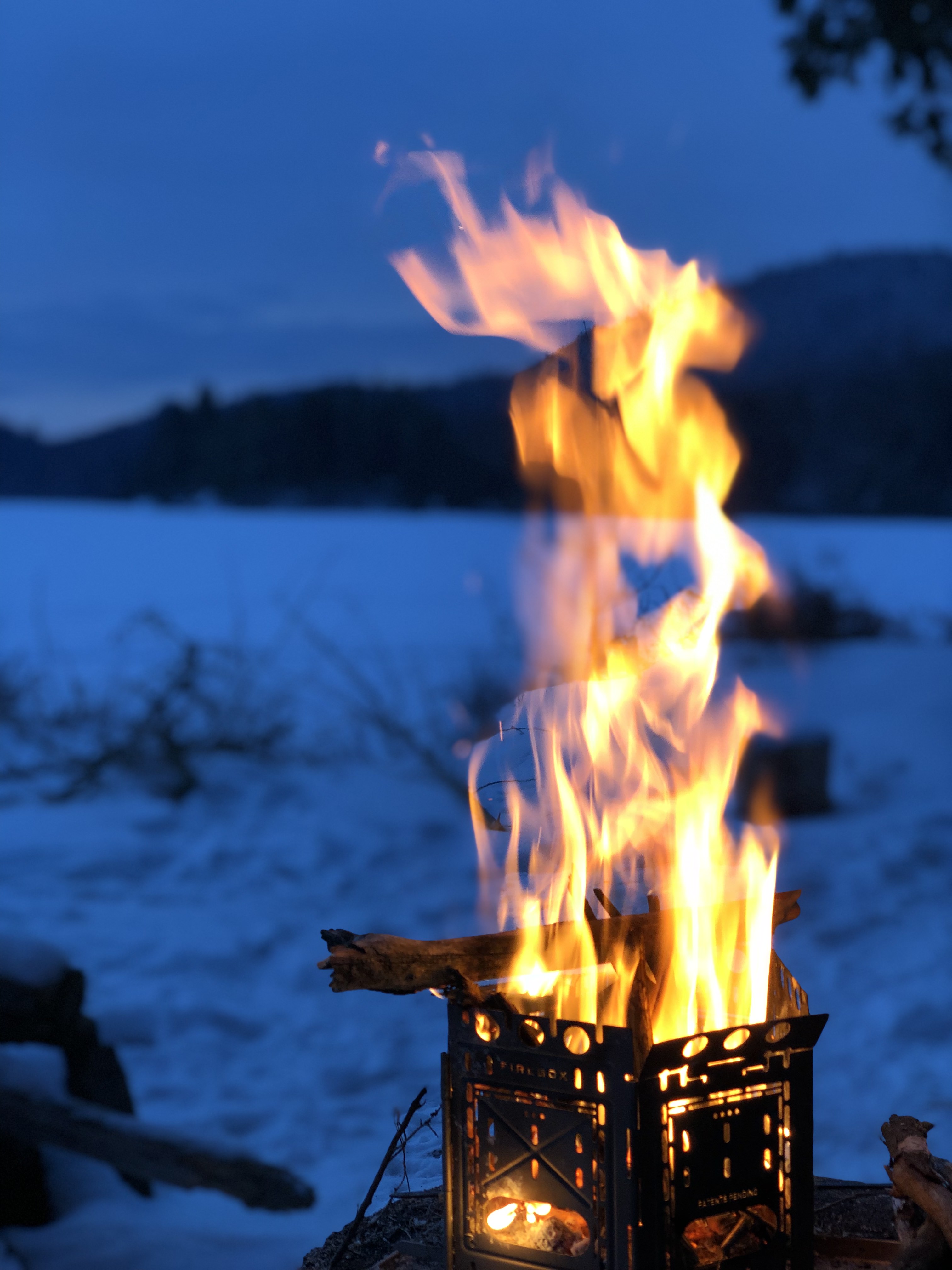 Un feu allumé sur la neige, dans un foyer