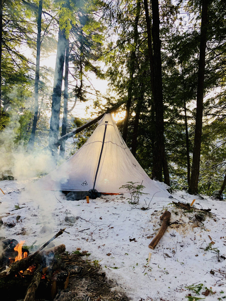 Un tipi dans la neige