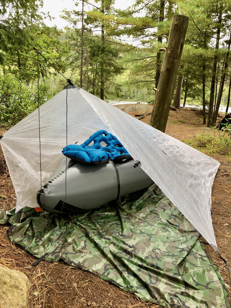 Tentative de couchage sur un raft retourné